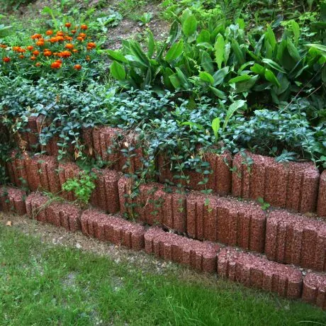 Svahová tvarovka Ještědský kámen - červená