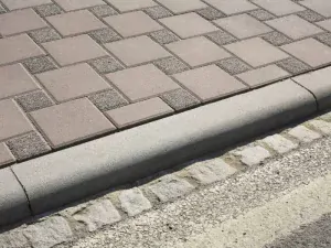 Silniční obrubník nájezdový