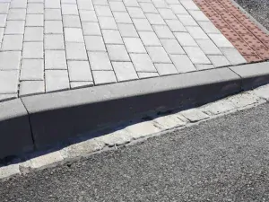 Silniční obrubník přechodový - levý