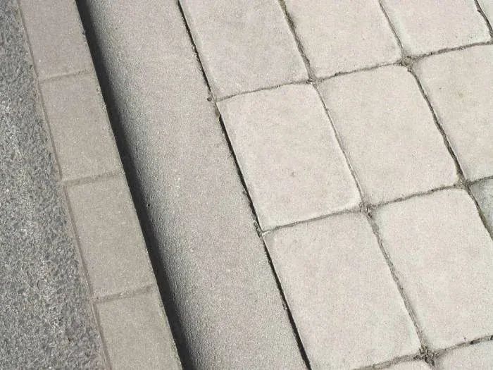 Silniční obrubník nájezdový