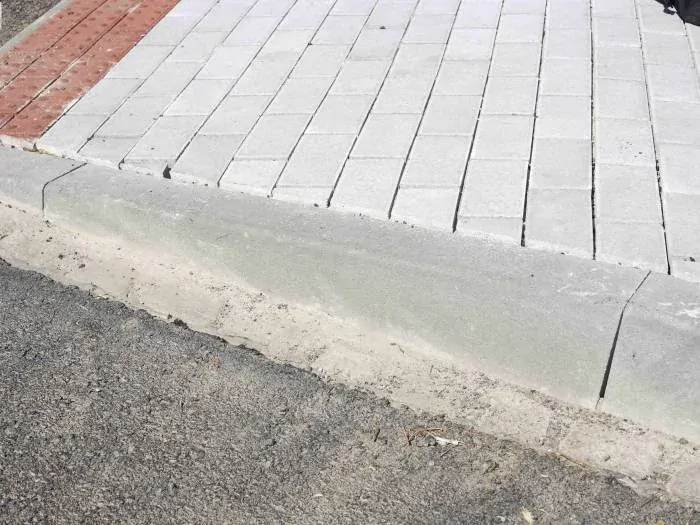 Silniční obrubník přechodový - pravý