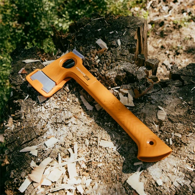 FISKARS univerzální lehká sekera X13
