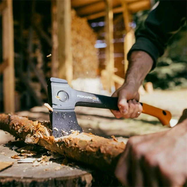 FISKARS univerzální sekera X18