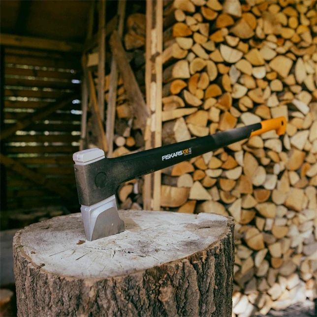 FISKARS štípací sekera X36